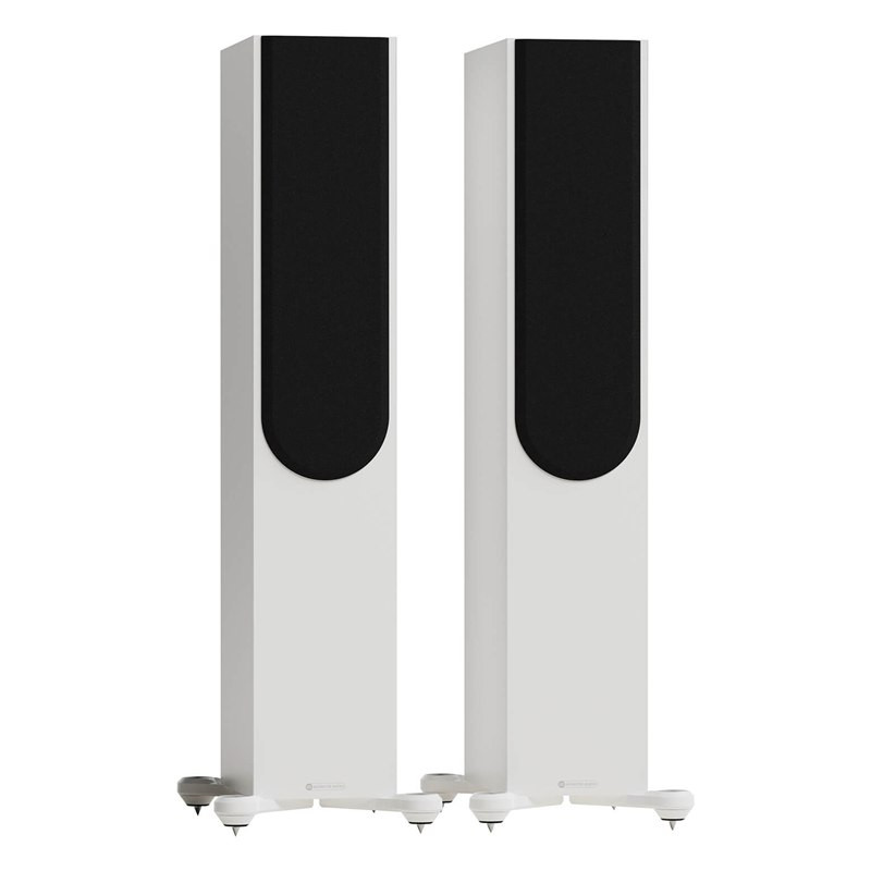 Monitor Audio Silver 300 8G, vista 3/4 con rejilla magnética, blanco satinado