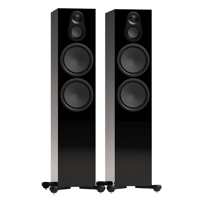 Monitor Audio Silver 500 8G, vista 3/4 sin rejilla, negro brillante
