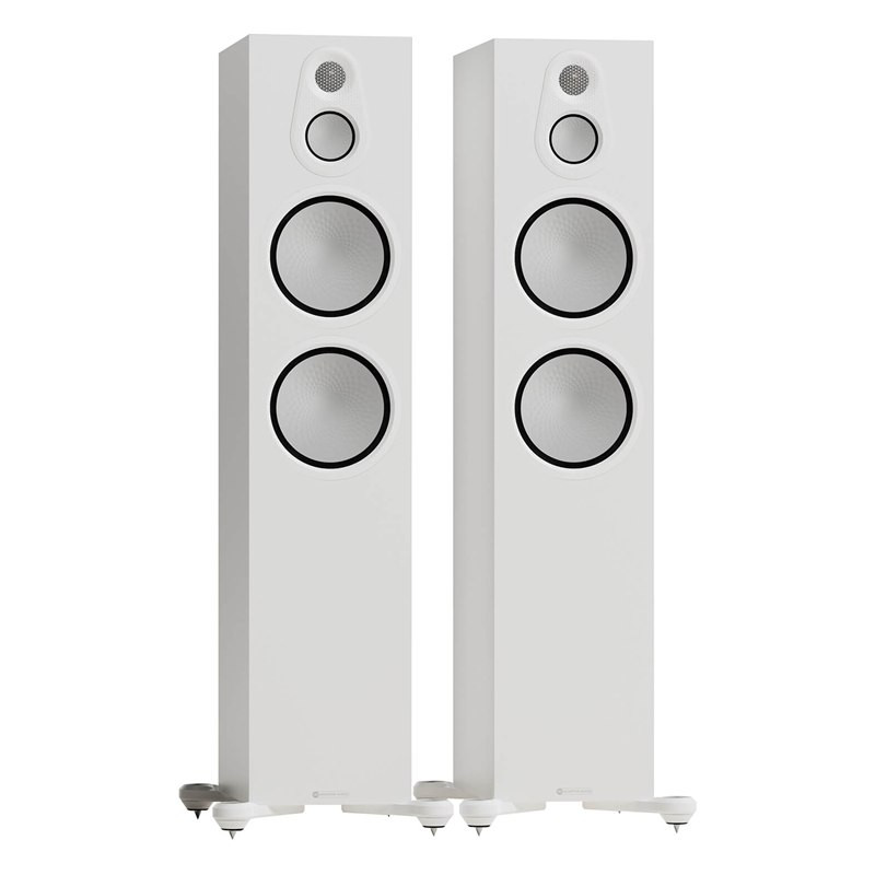 Monitor Audio Silver 500 8G, vista 3/4 sin rejilla, blanco satinado