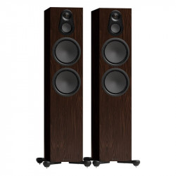 Monitor Audio Silver 500 8G, vista 3/4 sin rejilla, nogal europeo