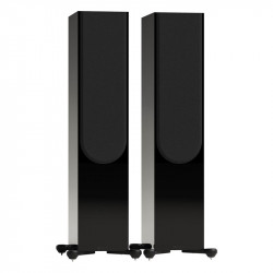 Monitor Audio Silver 500 8G, vista 3/4 con rejilla magnética, negro brillante