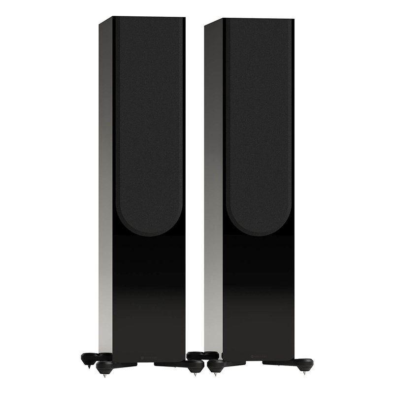 Monitor Audio Silver 500 8G, vista 3/4 con rejilla magnética, negro brillante