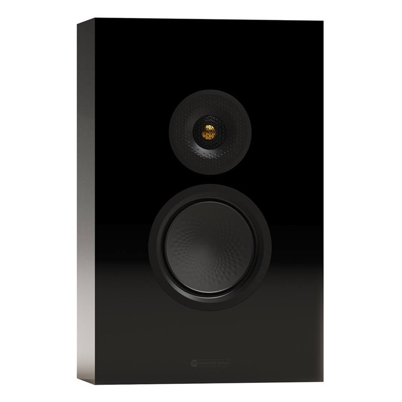 Monitor Audio Silver On-Wall 8G, vista 3/4 sin rejilla, negro brillante