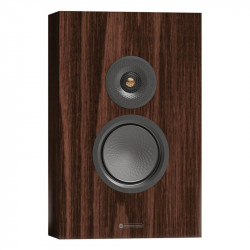 Monitor Audio Silver On-Wall 8G, vista 3/4 sin rejilla, nogal europeo