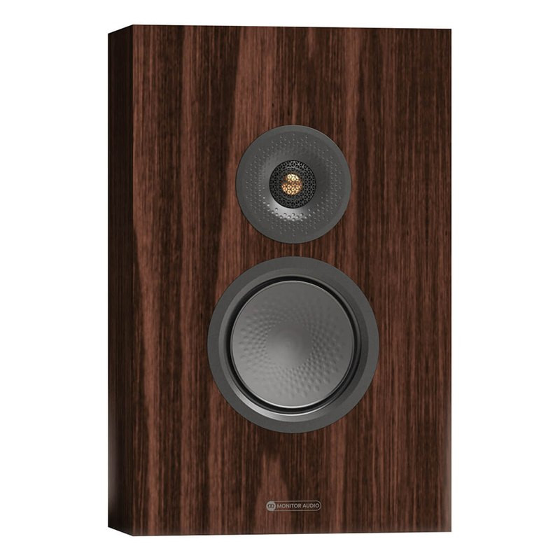 Monitor Audio Silver On-Wall 8G, vista 3/4 sin rejilla, nogal europeo