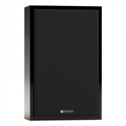 Monitor Audio Silver On-Wall 8G, vista 3/4 con rejilla magnética, negro brillante