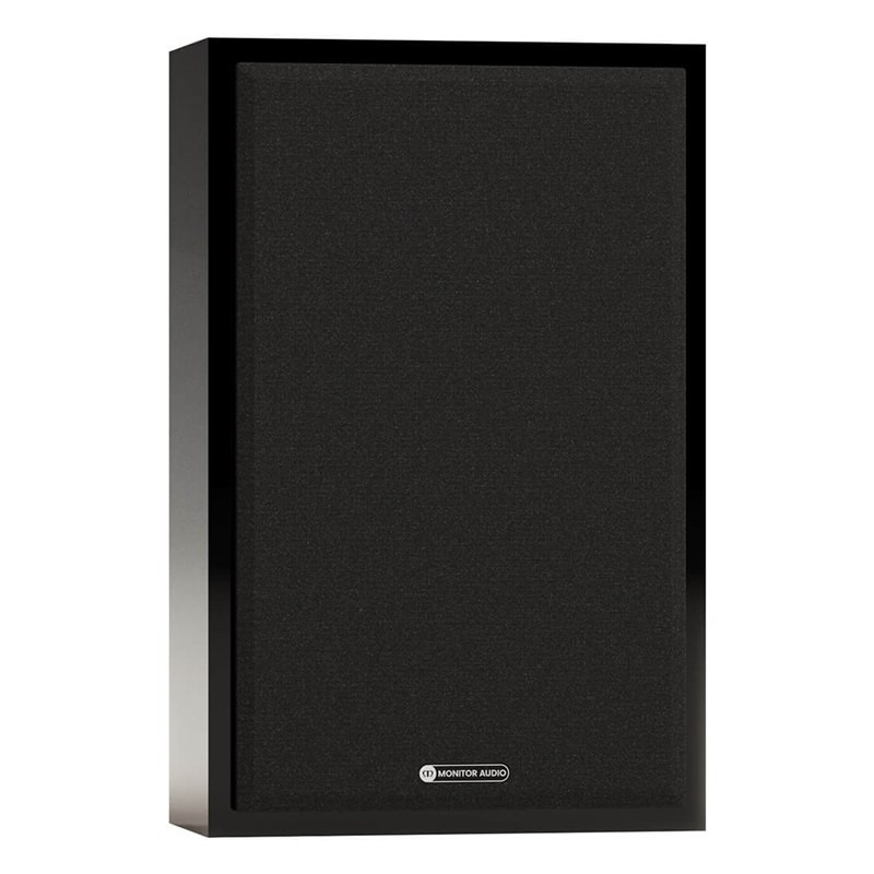 Monitor Audio Silver On-Wall 8G, vista 3/4 con rejilla magnética, negro brillante