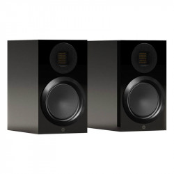 Monitor Audio Gold 50 6G, vista 3/4 sin rejilla, negro brillante