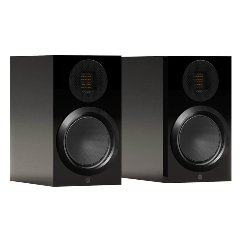 Monitor Audio Gold 50 6G, vista 3/4 sin rejilla, negro brillante