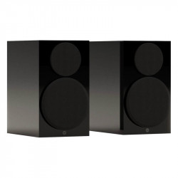 Monitor Audio Gold 50 6G, vista 3/4 con rejilla magnética, negro brillante