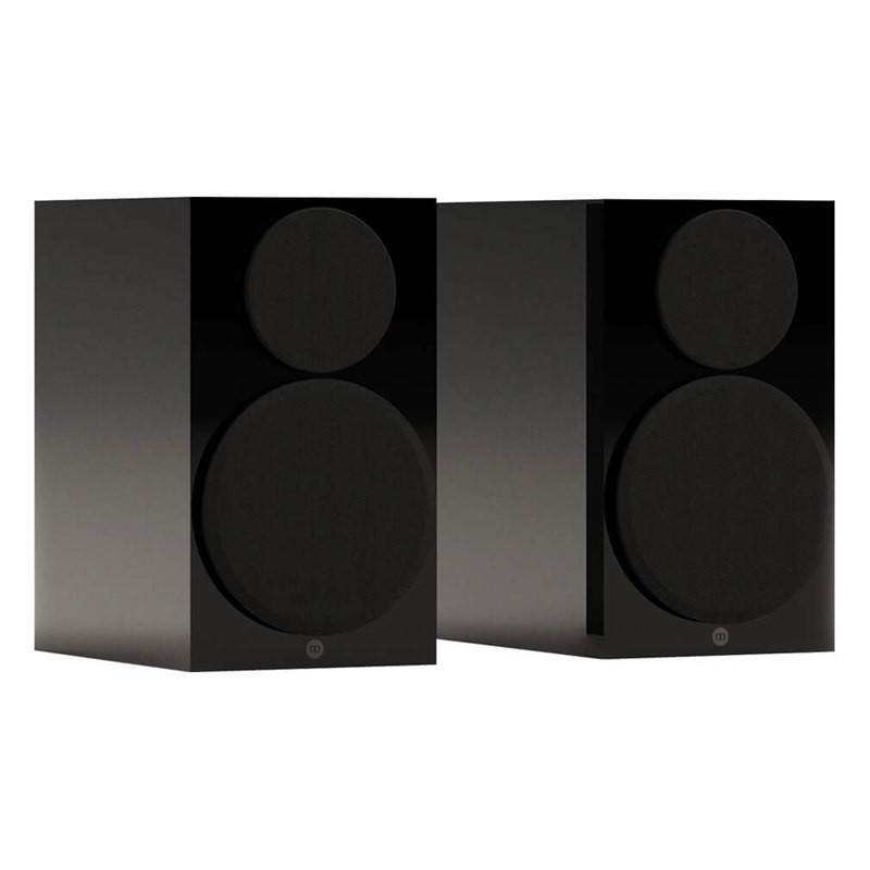 Monitor Audio Gold 50 6G, vista 3/4 con rejilla magnética, negro brillante