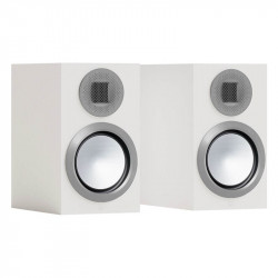 Monitor Audio Gold 50 6G, vista 3/4 sin rejilla, blanco satinado