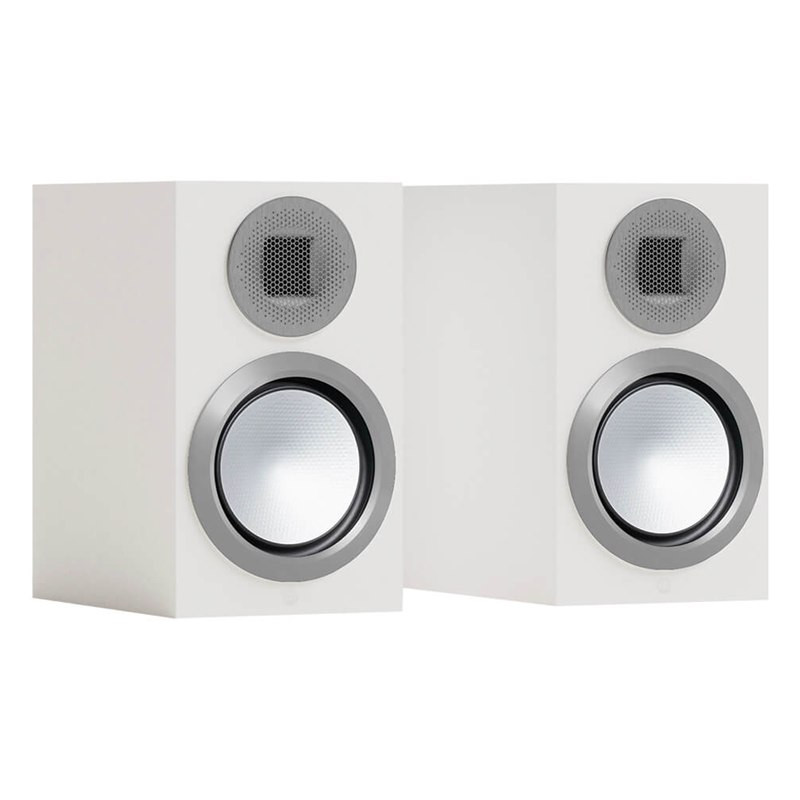 Monitor Audio Gold 50 6G, vista 3/4 sin rejilla, blanco satinado