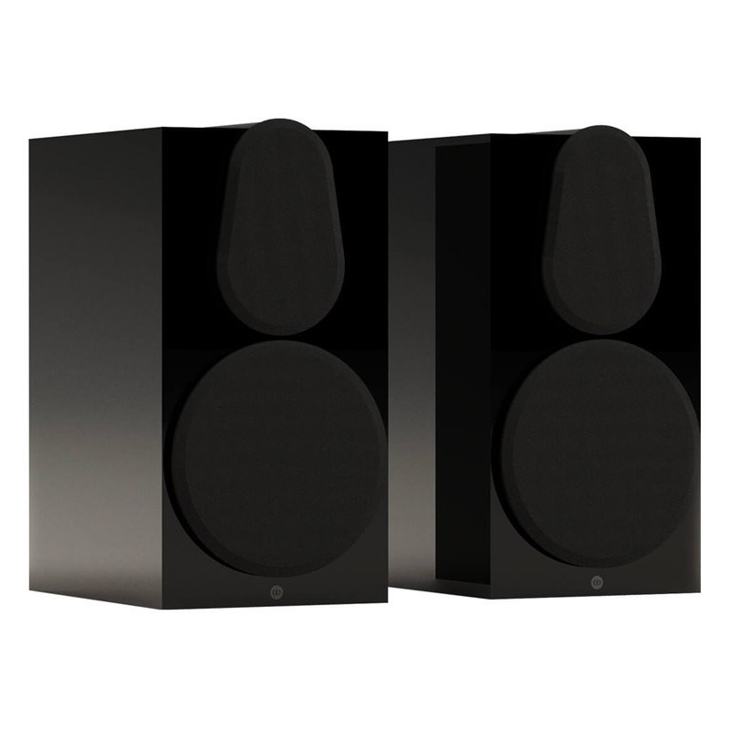 Monitor Audio Gold 100 6G, vista 3/4 con rejilla magnética, negro brillante