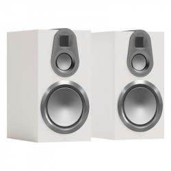 Monitor Audio Gold 100 6G, vista 3/4 sin rejilla, blanco satinado