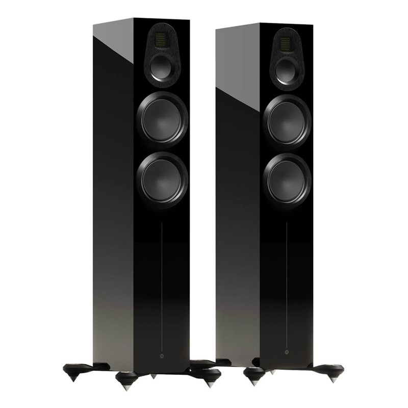 Monitor Audio Gold 300 6G, vista 3/4 sin rejilla, negro brillante