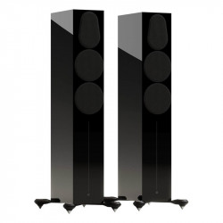 Monitor Audio Gold 300 6G, vista 3/4 con rejilla magnética, negro brillante