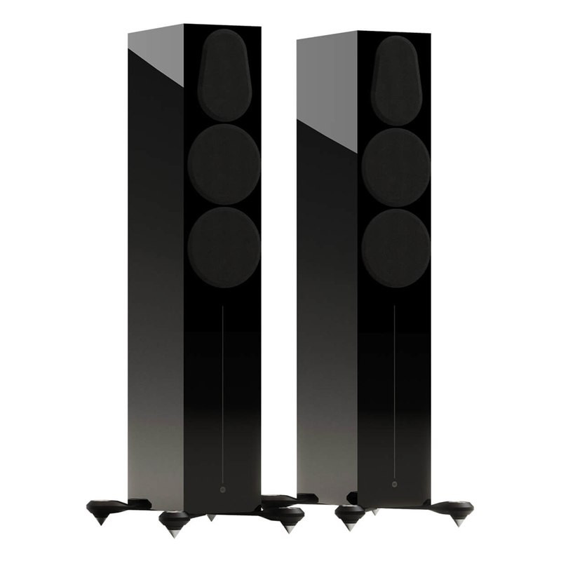 Monitor Audio Gold 300 6G, vista 3/4 con rejilla magnética, negro brillante