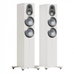 Monitor Audio Gold 300 6G, vista 3/4 sin rejilla, blanco satinado