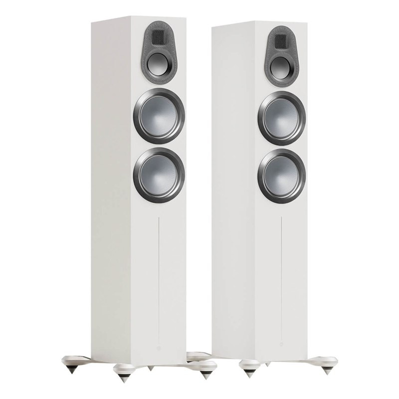 Monitor Audio Gold 300 6G, vista 3/4 sin rejilla, blanco satinado