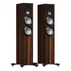 Monitor Audio Gold 300 6G, vista 3/4 sin rejilla, macassar