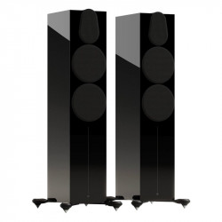 Monitor Audio Gold 500 6G, vista 3/4 con rejilla magnética, negro brillante
