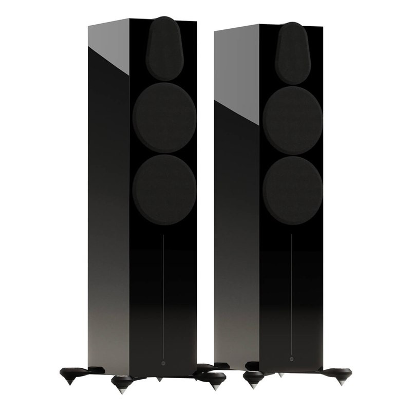 Monitor Audio Gold 500 6G, vista 3/4 con rejilla magnética, negro brillante