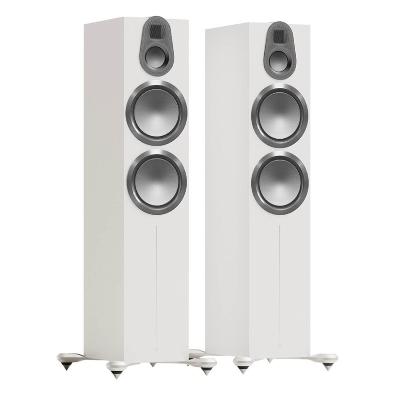 Monitor Audio Gold 500 6G, vista 3/4 sin rejilla, blanco satinado