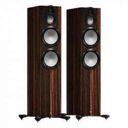 Monitor Audio Gold 500 6G, vista 3/4 sin rejilla, macassar
