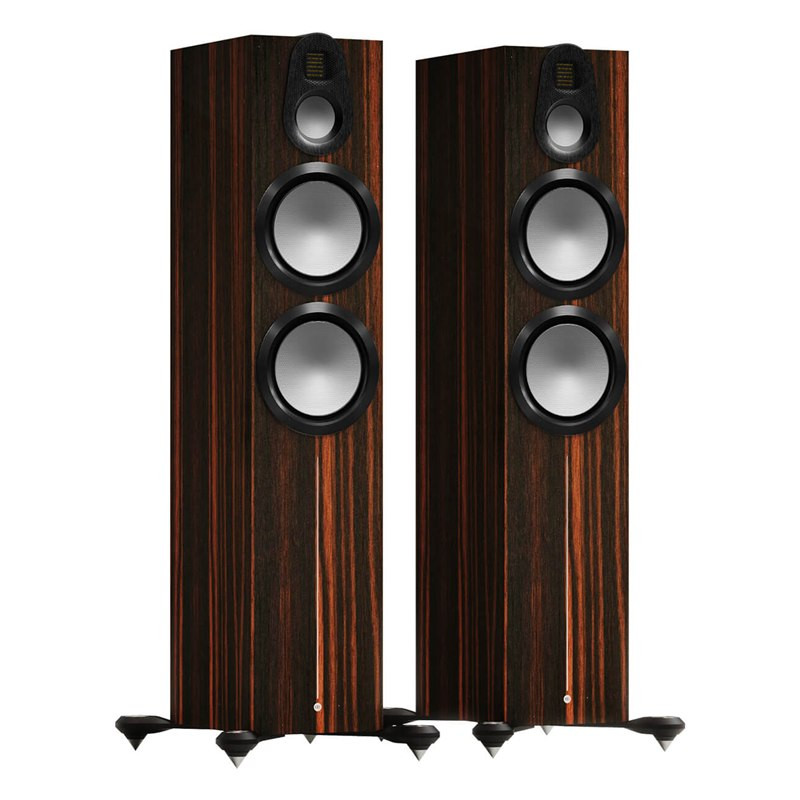 Monitor Audio Gold 500 6G, vista 3/4 sin rejilla, macassar