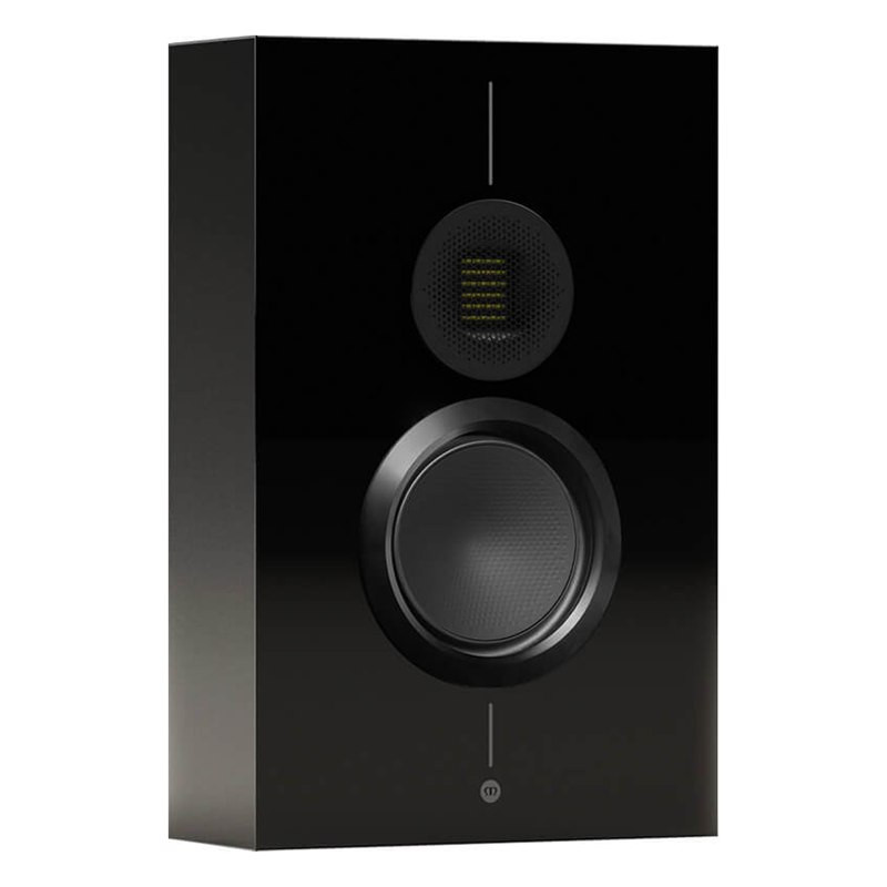 Monitor Audio Gold On-Wall 6G, vista 3/4 sin rejilla, negro brillante