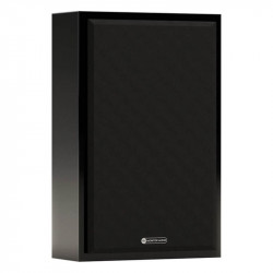 Monitor Audio Gold On-Wall 6G, vista 3/4 con rejilla magnética, negro brillante