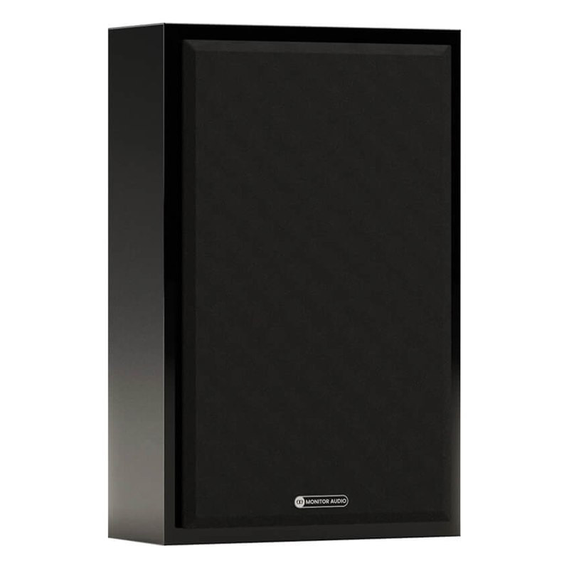 Monitor Audio Gold On-Wall 6G, vista 3/4 con rejilla magnética, negro brillante