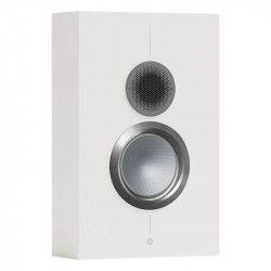 Monitor Audio Gold On-Wall 6G, vista 3/4 sin rejilla, blanco satinado