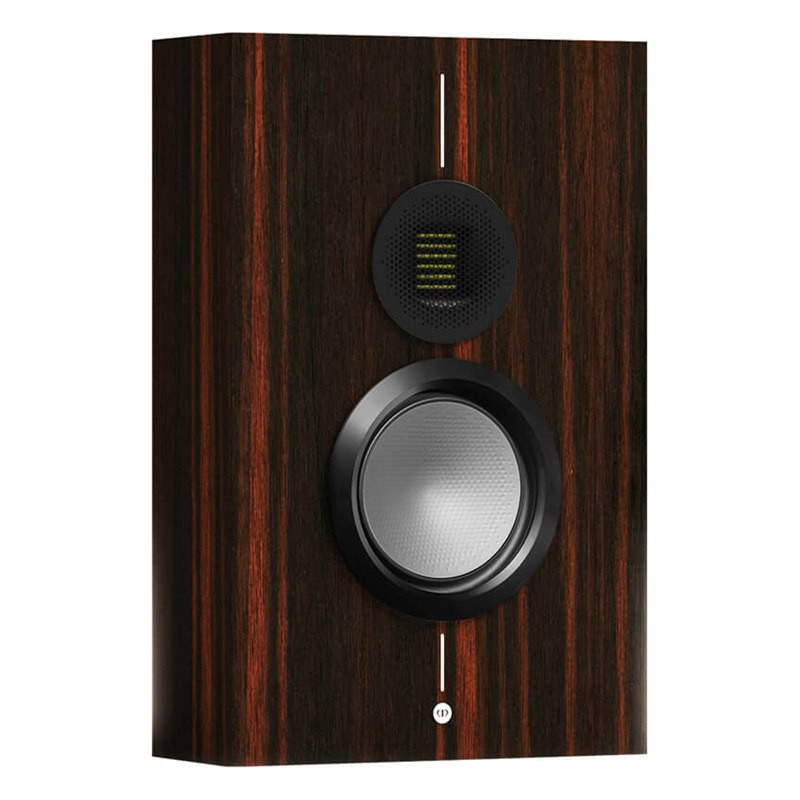 Monitor Audio Gold On-Wall 6G, vista 3/4 sin rejilla, macassar