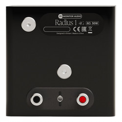 Monitor Audio Radius 1 4G, vista trasera con bornes e inserto de montaje, negro brillante