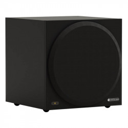 Monitor Audio Vestra W10 con rejilla, vista en ángulo, negro mate