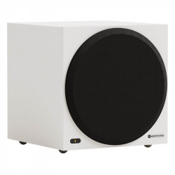 Monitor Audio Vestra W10 con rejilla, vista en ángulo, blanco mate