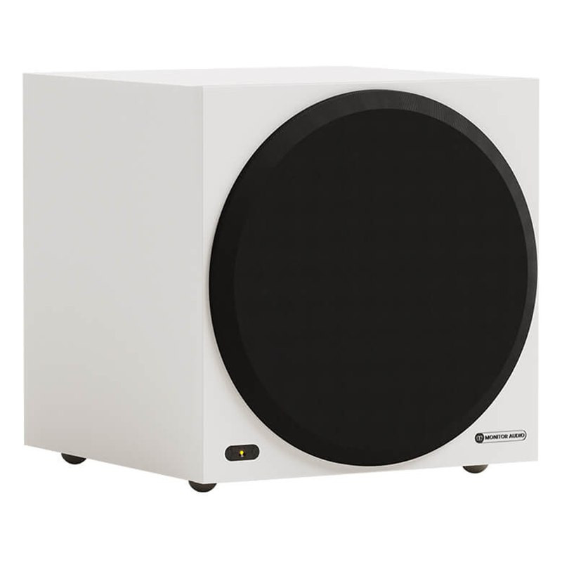 Monitor Audio Vestra W10 con rejilla, vista en ángulo, blanco mate