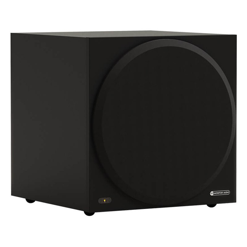 Monitor Audio Vestra W12 con rejilla, vista en ángulo, negro mate