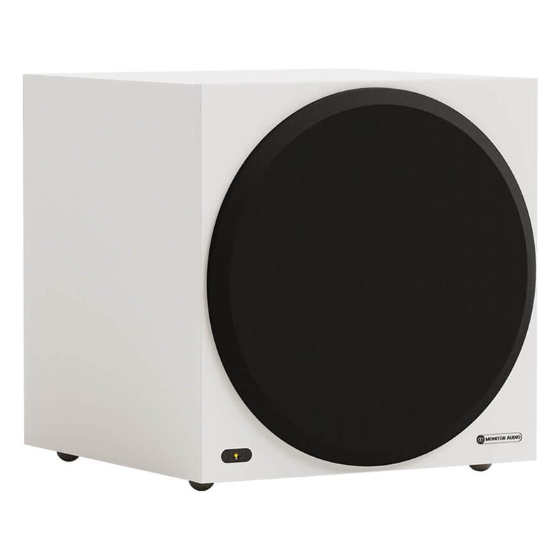 Monitor Audio Vestra W12 con rejilla, vista en ángulo, blanco mate