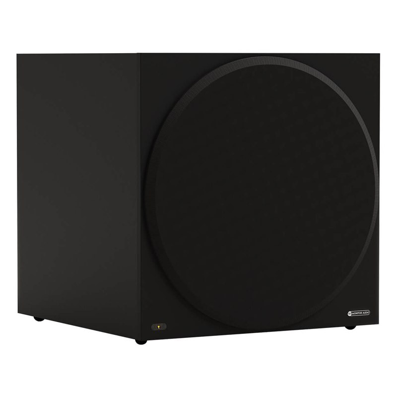 Monitor Audio Vestra W15 con rejilla, vista en ángulo, negro mate