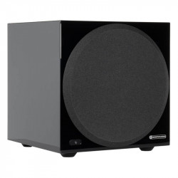 Monitor Audio Anthra W10 con rejilla, vista en ángulo, negro brillante