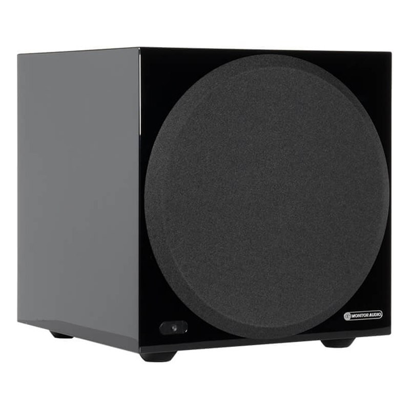 Monitor Audio Anthra W10 con rejilla, vista en ángulo, negro brillante