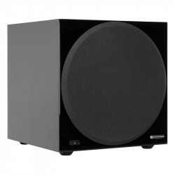 Monitor Audio Anthra W12 con rejilla, vista en ángulo, negro brillante