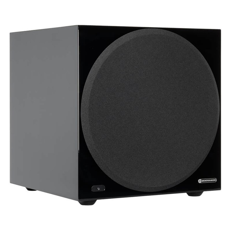 Monitor Audio Anthra W12 con rejilla, vista en ángulo, negro brillante