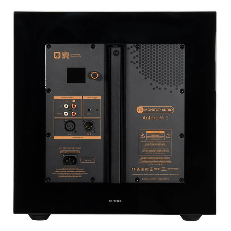 Monitor Audio Anthra W12, panel trasero con pantalla LCD y conexiones, negro brillante