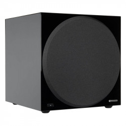 Monitor Audio Anthra W15 con rejilla, vista en ángulo, negro brillante
