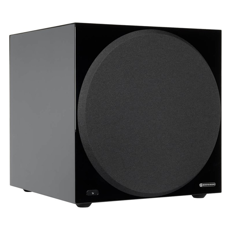 Monitor Audio Anthra W15 con rejilla, vista en ángulo, negro brillante