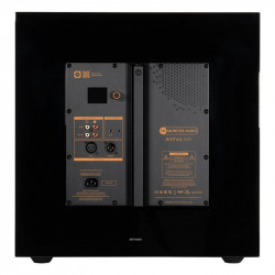Monitor Audio Anthra W15, panel trasero con pantalla LCD y conexiones, negro brillante